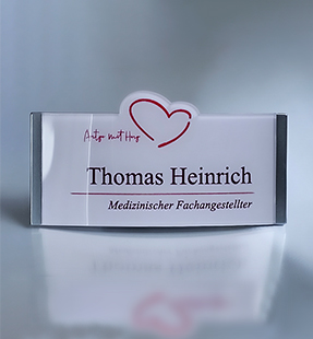 100-namensschilder-mit-logo-stilvolle-praesentation-ihrer-identitaet_m.jpg