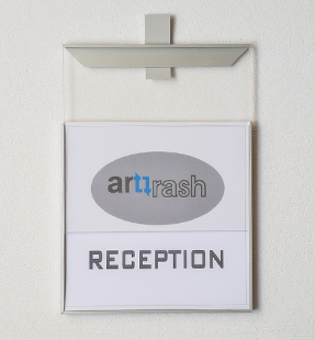 80-tuerschild-mit-manipulationsschutz_m.jpg