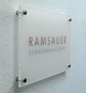 tuerschild-aus-acrylglas-satiniert-mit-individueller-beschriftung-91093_m.jpg