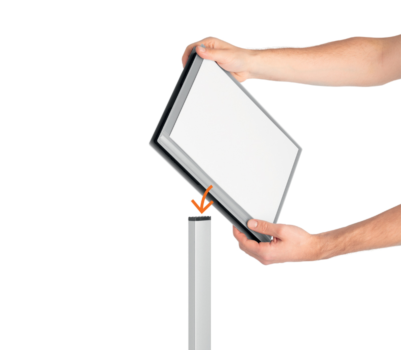 durable-infostaender-montage-von-poster-tasche.jpg