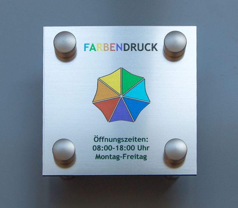 firmenschild-aus-aludibond-silber-optik-mit-direkt-druck-individuell-befestigung-silber-92091.jpg
