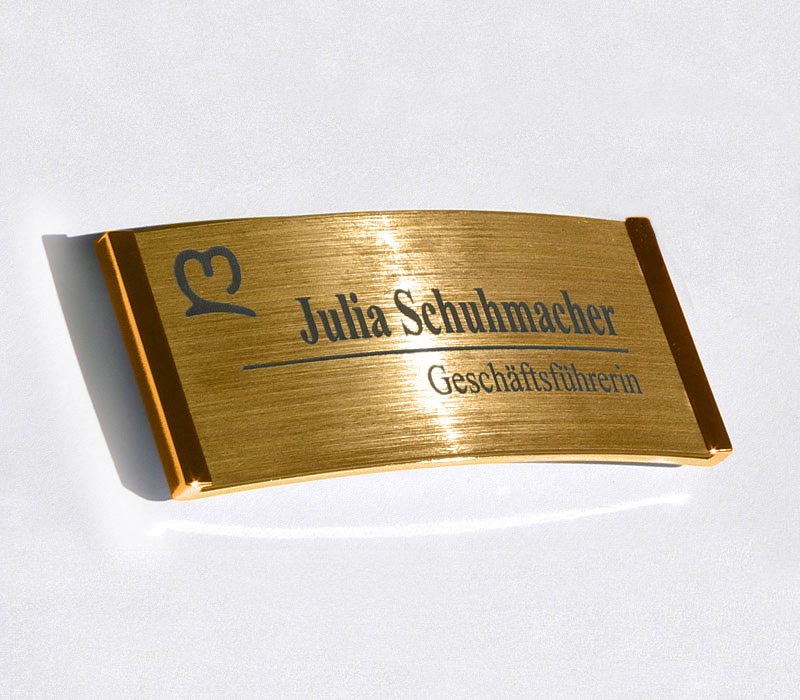 namensschild-mit-gravur-gewoelbt-in-farbe-gold-93520.jpg