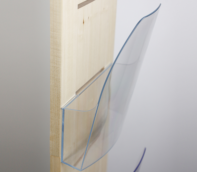 prospektstaender-aus-holz-mit-prospekttaschen-93708.jpg