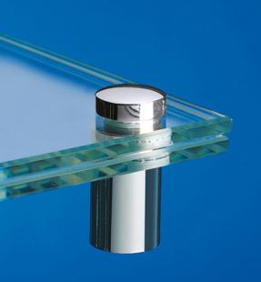 Acrylglasschild für Außenbereich mit Messing-Abstandshaltern veredelt in Chrom
