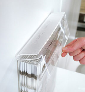 Prospektbox mit Deckel aus transparentem Acryl