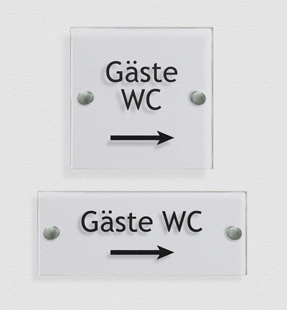 Wandschild 'Gäste WC' und Hinweispfeil rechts mit transparentem Hintergrund