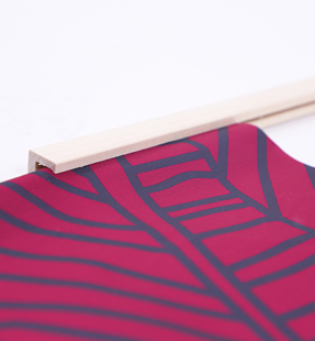 Öko-Bannerschiene aus Holz als Deckenhänger