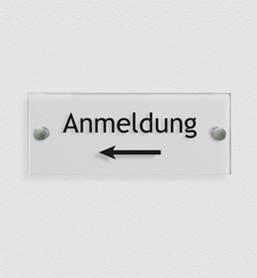 Türschild 'Anmeldung' mit Pfeil nach links in Digitaldruck
