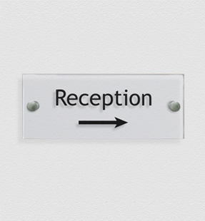 Türschild 'Reception' mit Pfeil nach rechts in schwarz
