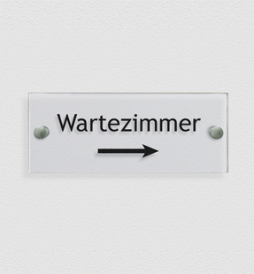 Wandschild 'Wartezimmer' mit Pfeil nach rechts in Digitaldruck
